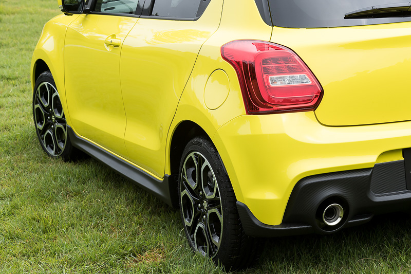 張り出したフェンダーにより安定感のあるルックスを演出。これに伴いリアコンビランプは専用パーツとなっている