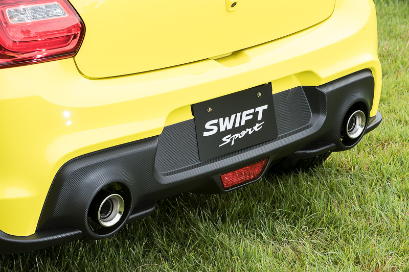 マフラーはデュアルエキゾーストタイプ。テールエンドも凝ったデザイン