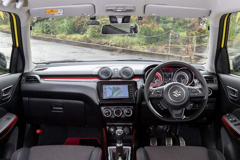 ブラックをベースにレッドのアクセントを加えたインテリア