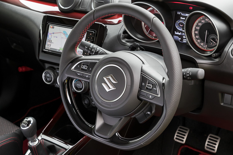 スイフトスポーツ専用の本革巻ステアリング