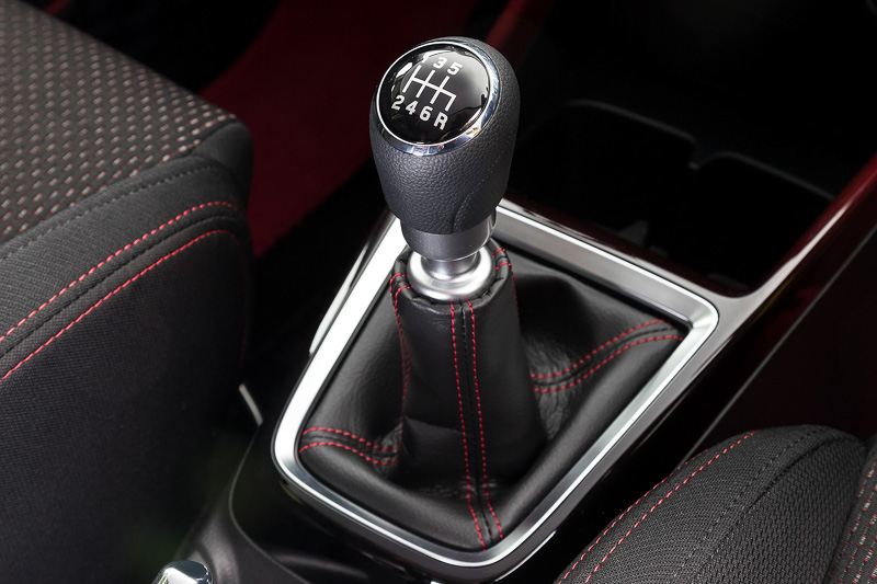 レッドステッチのシフトブーツが映える6速MT車のシフトノブ