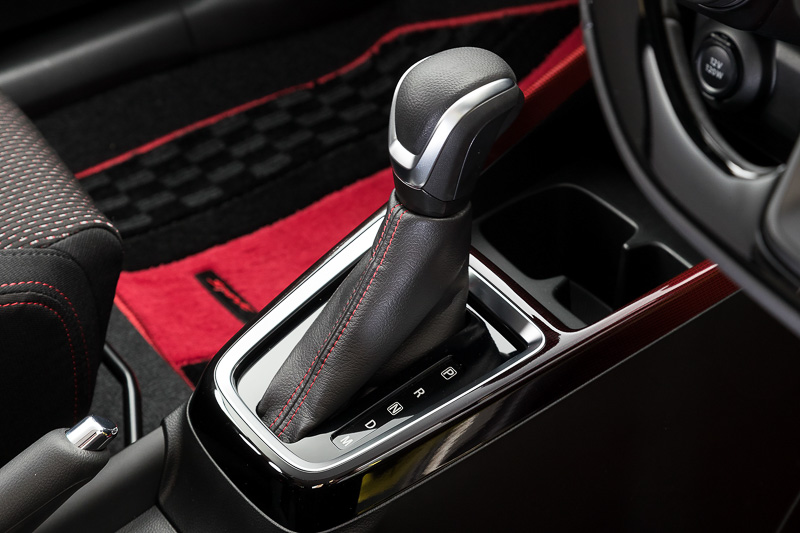 6速AT車はストレートタイプのシフトゲートを採用
