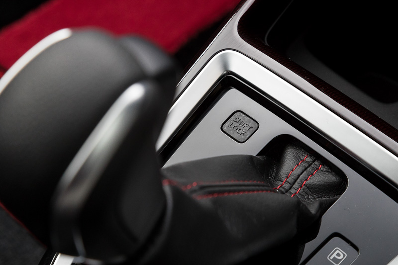 前方にシフトロックボタン