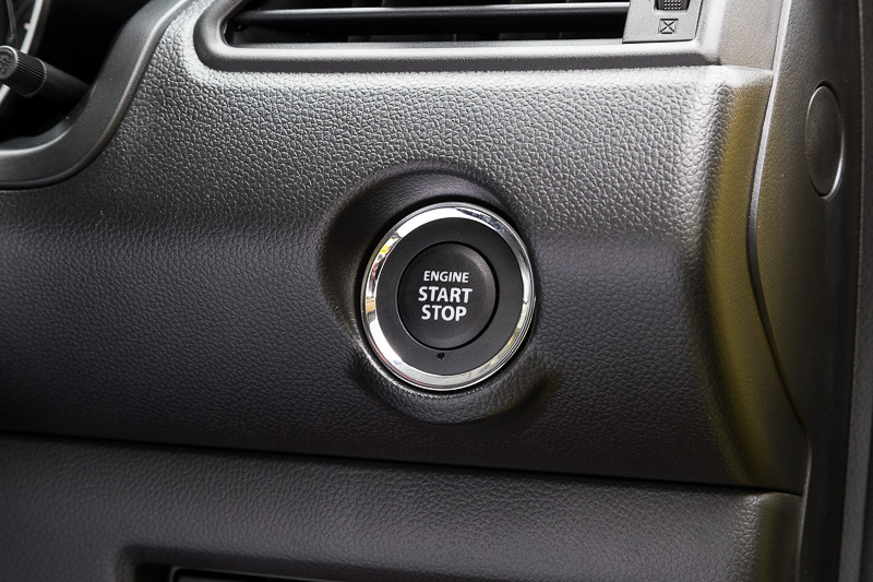 プッシュ式スタートスイッチを採用