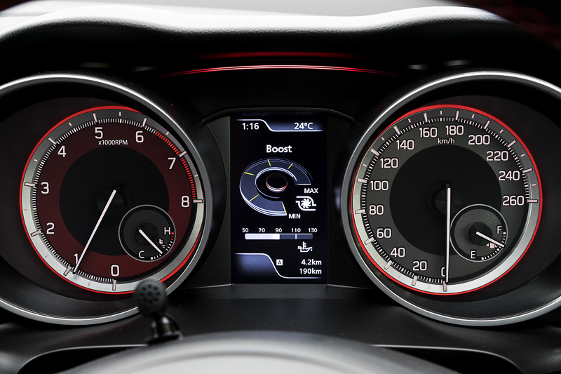 6速MT車のメーターパネル