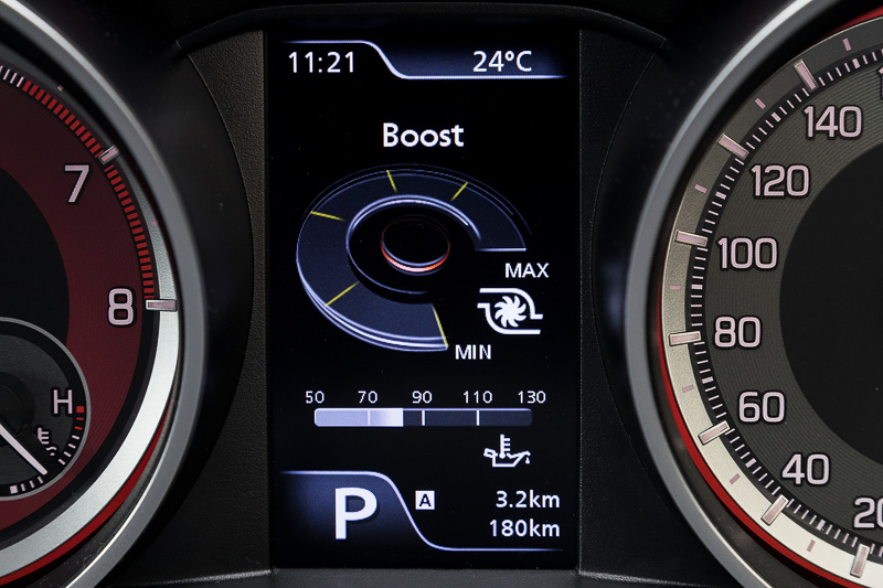 マルチインフォメーションディスプレイの表示。アクセルとブレーキペダルの踏み具合をバーグラフで表わす表示も