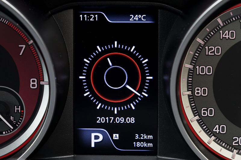 マルチインフォメーションディスプレイの表示。アクセルとブレーキペダルの踏み具合をバーグラフで表わす表示も