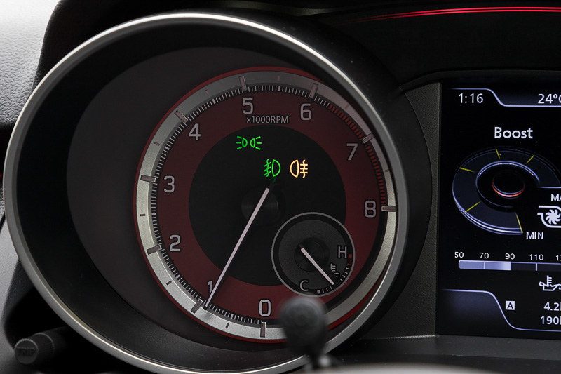 タコメーター内にライト表示のインジケーターがある