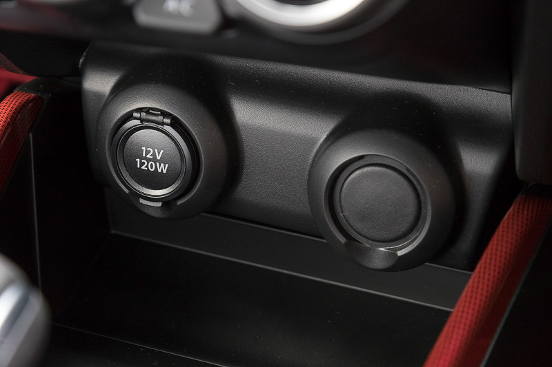 最下段にはDC12Vソケット