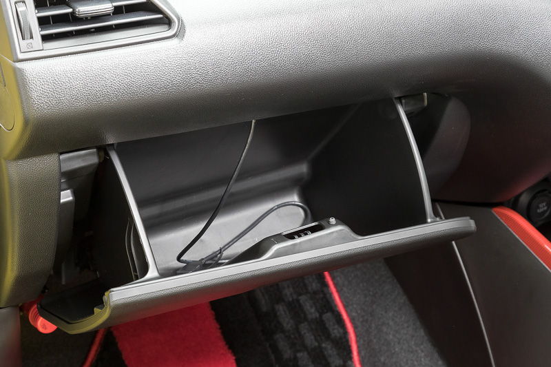 グローブボックス。ケーブルはオプションのナビ用