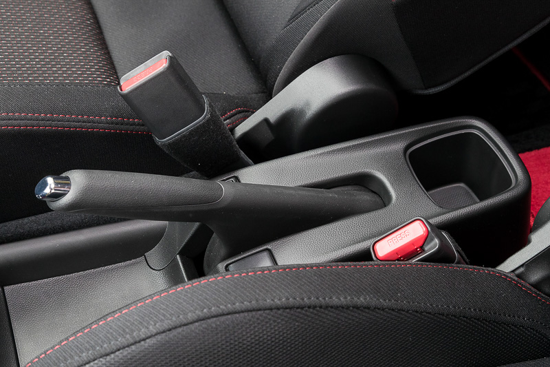 サイドブレーキ後方にもカップホルダーが備わる