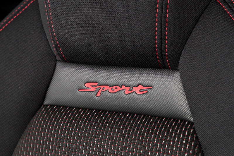 カーボン柄の合成皮革に型押しでSportのロゴが入る