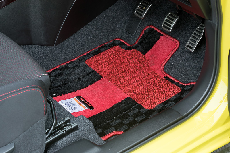 オプションの専用フロアマット