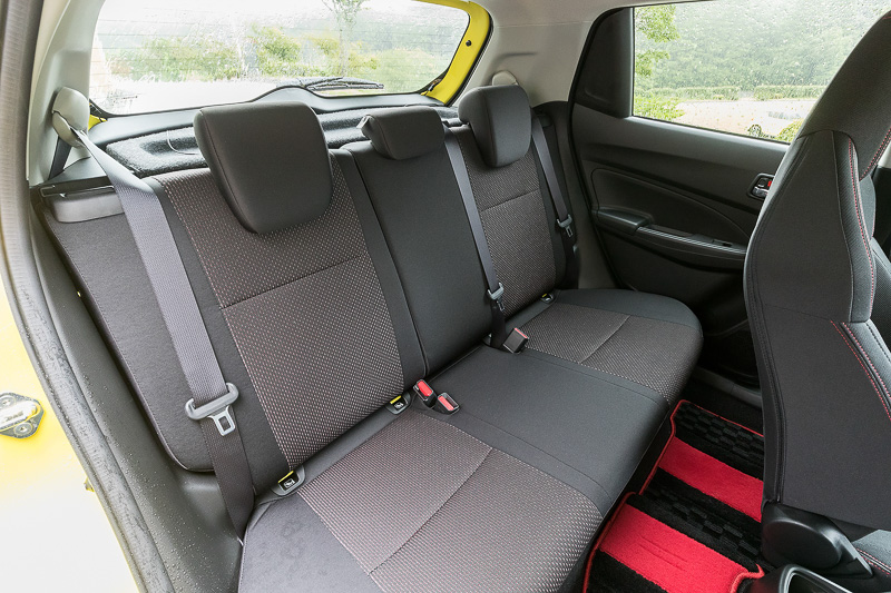 リアシートは6：4分割可倒式。ISOFIX対応チャイルドシート固定用アンカーを左右に装備