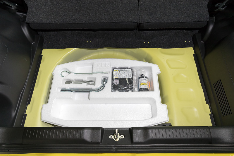 ラゲッジフロア下にはツール類が収まる
