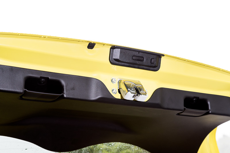 バックドアは両側にハンドル部を設定