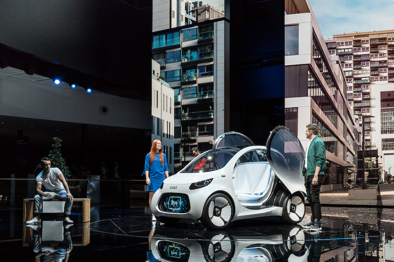 未来のモビリティをイメージした「smart vision EQ fortwo」