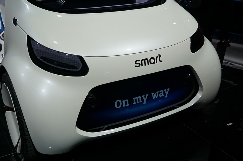 グリル部分もディスプレイになっており、さまざまな表示が可能