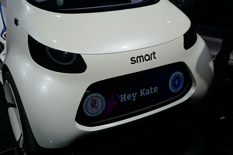 グリル部分もディスプレイになっており、さまざまな表示が可能