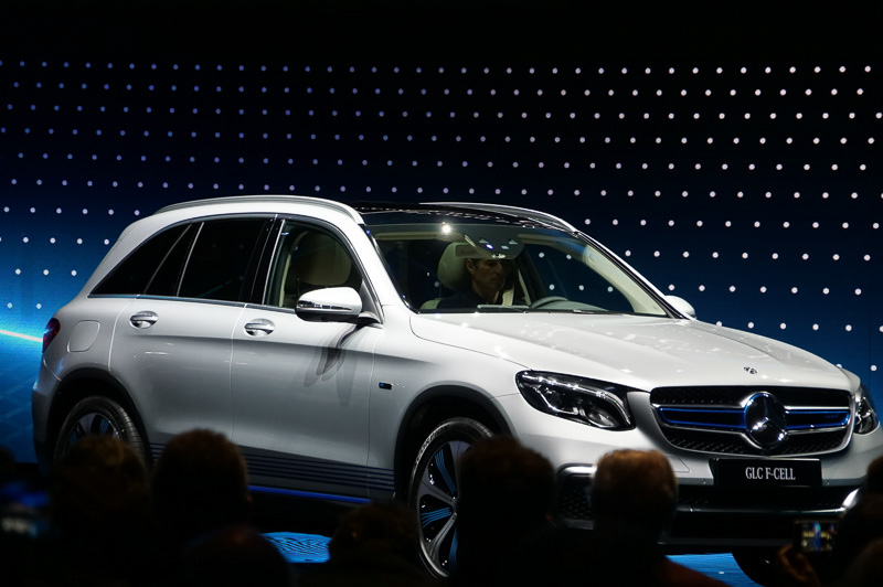 ステージに姿を見せたGLC F-CELL