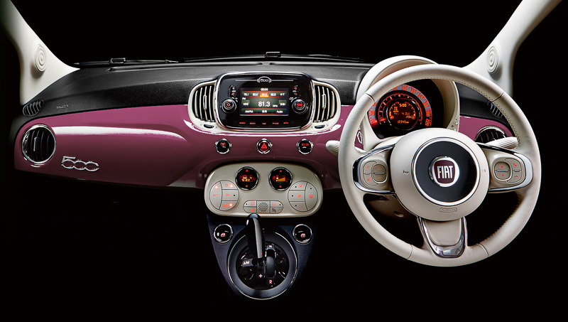 インストルメントパネルもボディ同色