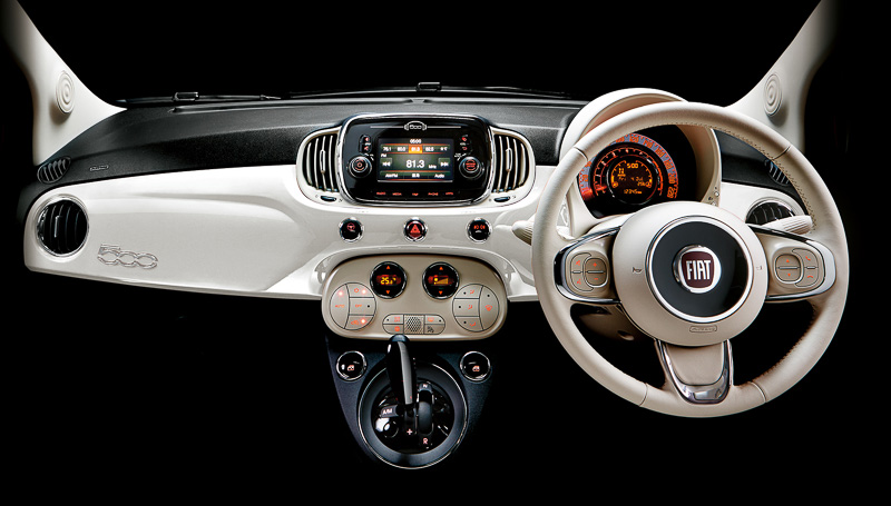 インストルメントパネルもボディ同色