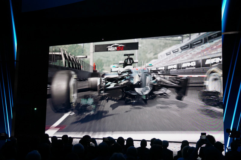 F1カーからパーツを外していく