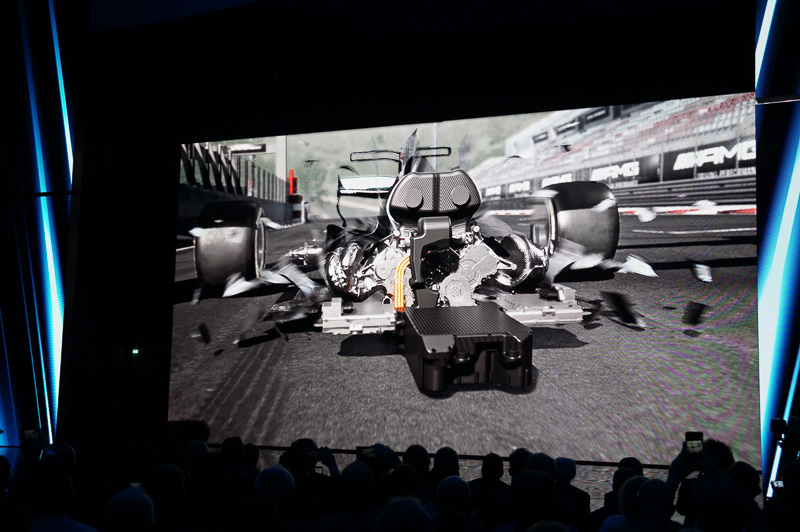 F1カーからパーツを外していく