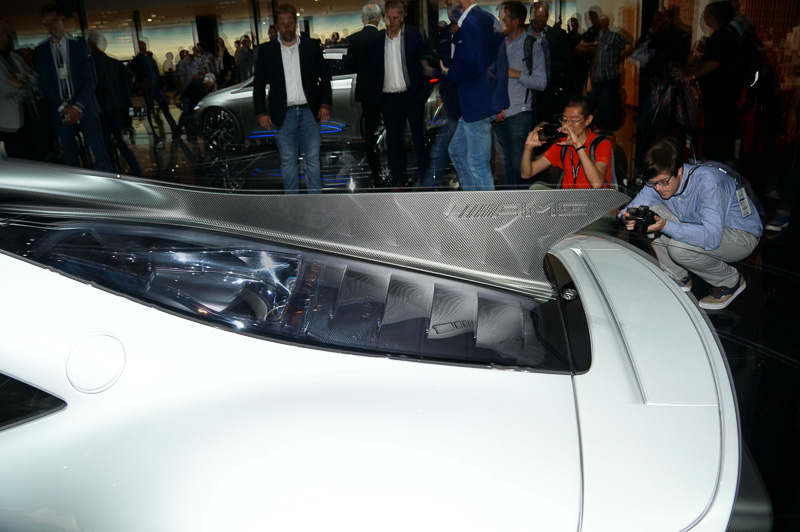 後部、シャークフィン風の空力デバイスも