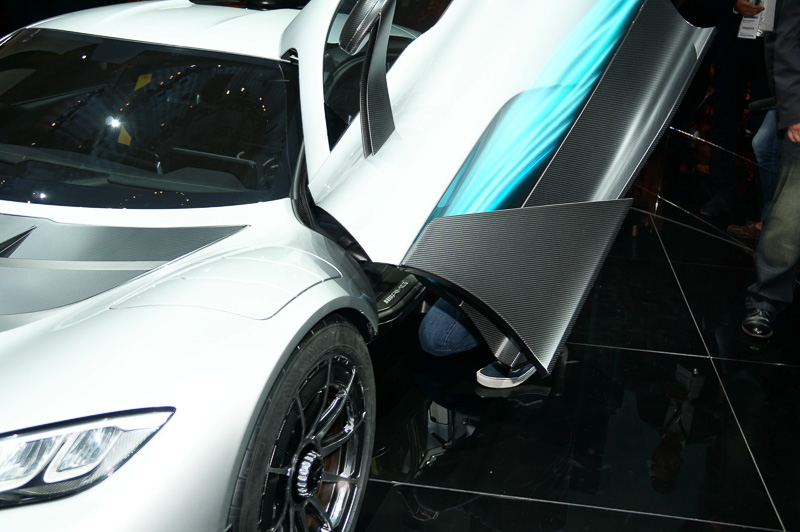 サイドにはカーボンの空力デバイスがあり、F1風を醸し出している