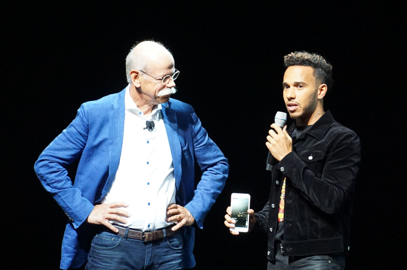 ワールドプレミアのゲストはルイス・ハミルトン選手（右）