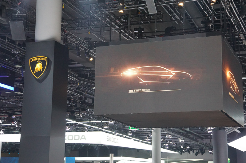 ウルスとみられる車両のティザー。12月4日にランボルギーニの本拠地でスーパーSUVとなるウルスが発表される