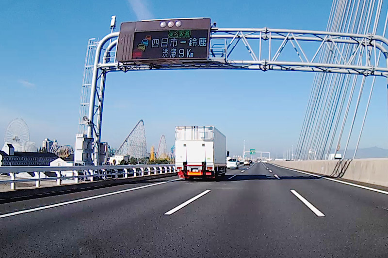 SUZUKA 1000kmの朝、ドライブレコーダーの映像に映る「四日市-鈴鹿 渋滞9km」の表示。F1開催中はほぼ毎朝渋滞が表示されるはず