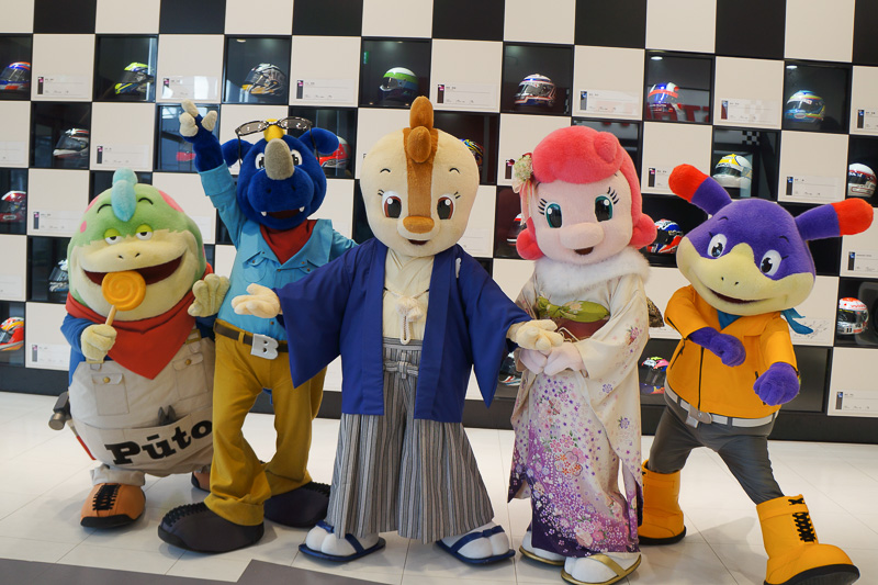 ニューイヤー、クリスマスといったテーマごとに仮装した「コチラファミリー」とプッチサンタやプッチハッチに仮装した子供が記念撮影できる