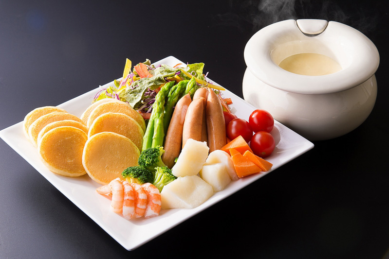 「濃厚チーズの具だくさん チーズフォンデュパンケーキ」（1800円）