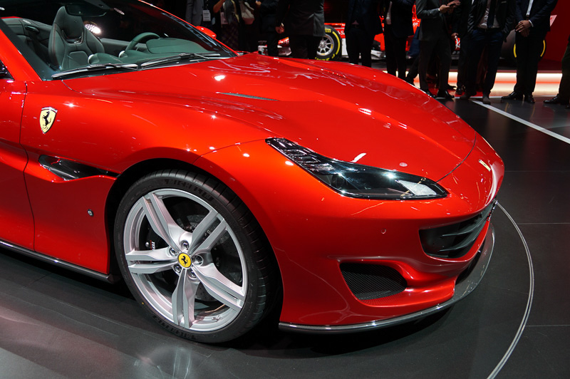 フロントタイヤ、245/35 ZR20; 8J×20インチ