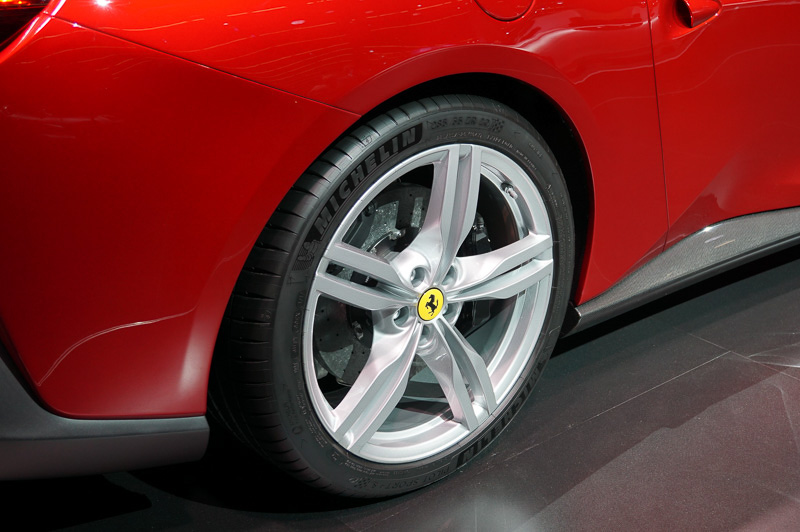 リアタイヤ、285/35 ZR20; 10J×20インチ