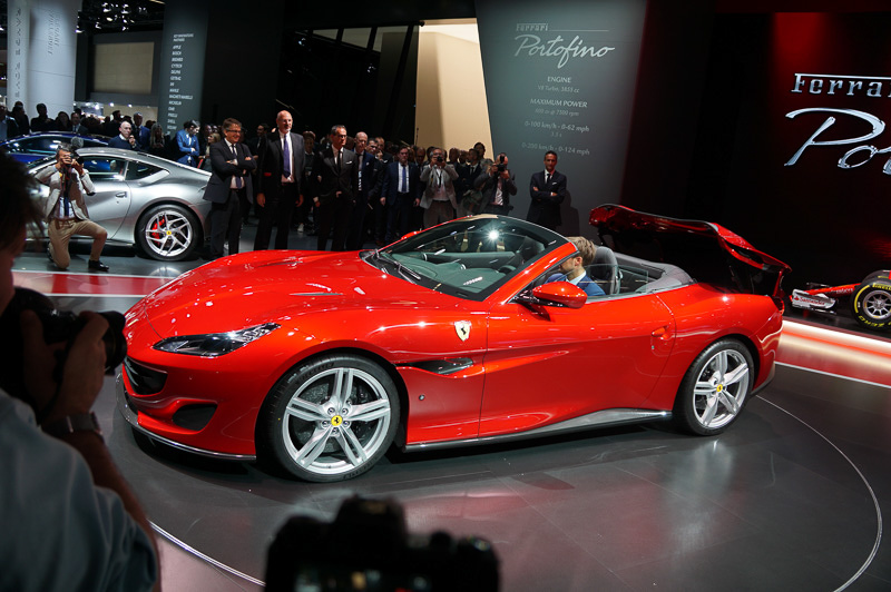 電動のリトラクタブル・ハードトップが動作する様子