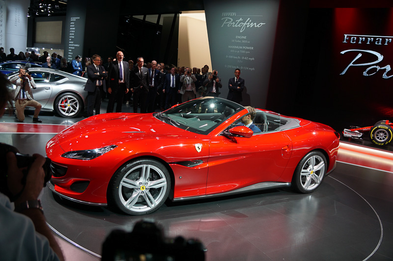 電動のリトラクタブル・ハードトップが動作する様子