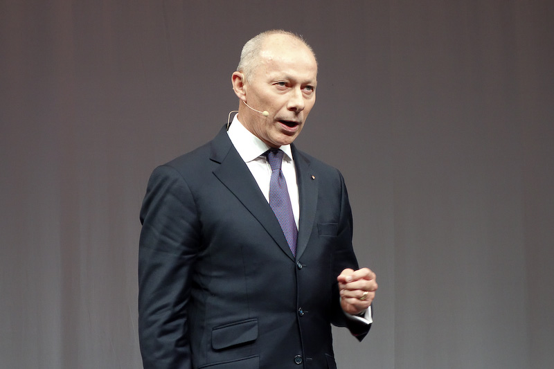 新型メガーヌR.S.の概要を紹介するルノー CCOのティエリー・ボロレ氏