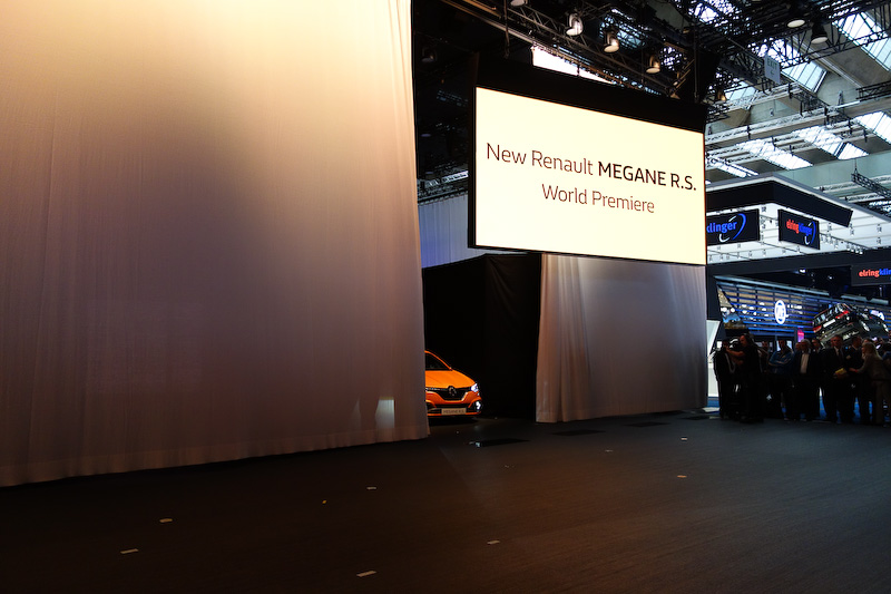 新型メガーヌR.S.をドライブして登場したニコ・ヒュルケンベルグ選手。開発ドライバーを務めたことから車両のアピールを行なった