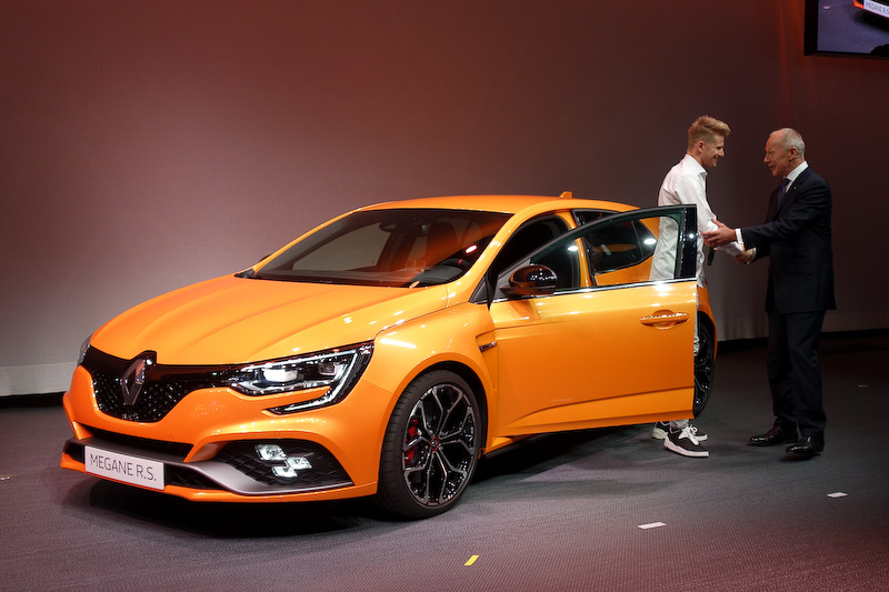 新型メガーヌR.S.をドライブして登場したニコ・ヒュルケンベルグ選手。開発ドライバーを務めたことから車両のアピールを行なった