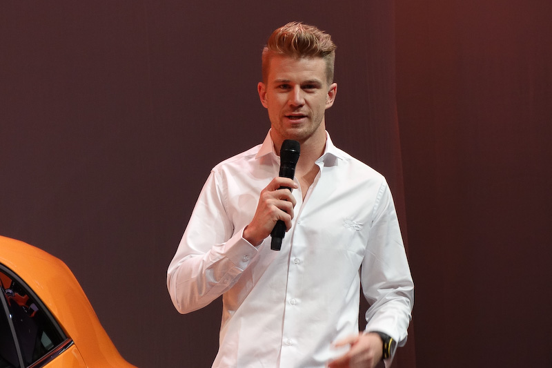 新型メガーヌR.S.をドライブして登場したニコ・ヒュルケンベルグ選手。開発ドライバーを務めたことから車両のアピールを行なった