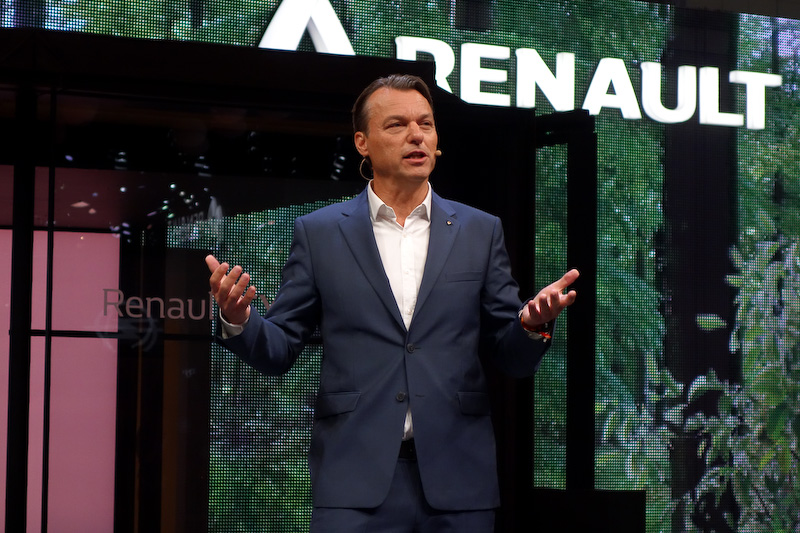 SYMBIOZは2030年までの実現を目指した自動運転機能を有するEVコンセプトカー。デザイン責任者であるローレンス・ヴァン・デン・アッカー氏がプレゼンテーションを担当