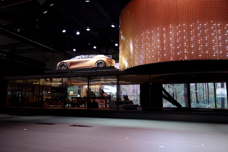 コンセプトハウスとともにSYMBIOZを紹介