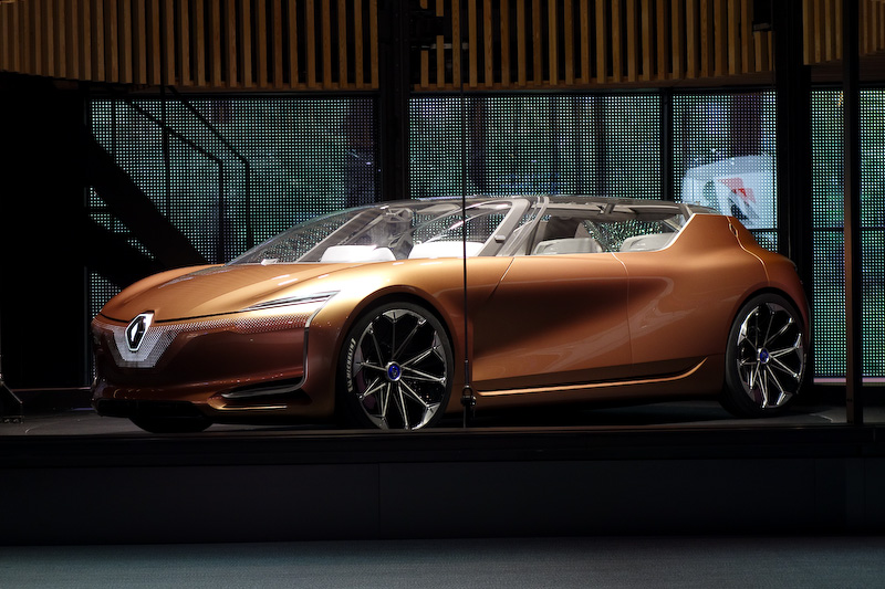 SYMBIOZは2030年までの実現を目指した自動運転機能を有するEVコンセプトカー。デザイン責任者であるローレンス・ヴァン・デン・アッカー氏がプレゼンテーションを担当