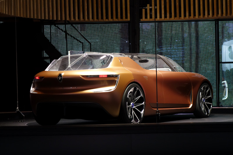 SYMBIOZは2030年までの実現を目指した自動運転機能を有するEVコンセプトカー。デザイン責任者であるローレンス・ヴァン・デン・アッカー氏がプレゼンテーションを担当