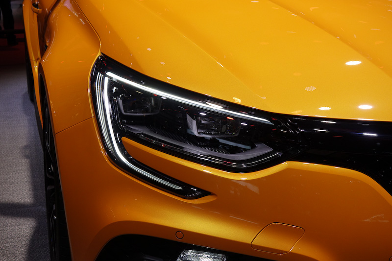 エクステリアではチェッカーフラッグをモチーフにした「R.S.ビジョン」を装着するほか、大型リアスポイラー、リアディフューザーなどによって空力性能を高めた