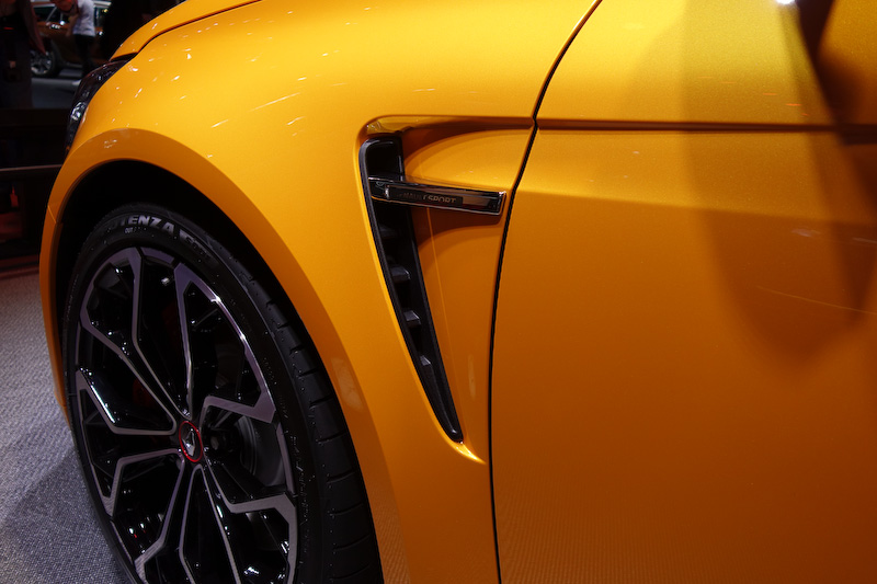 エクステリアではチェッカーフラッグをモチーフにした「R.S.ビジョン」を装着するほか、大型リアスポイラー、リアディフューザーなどによって空力性能を高めた