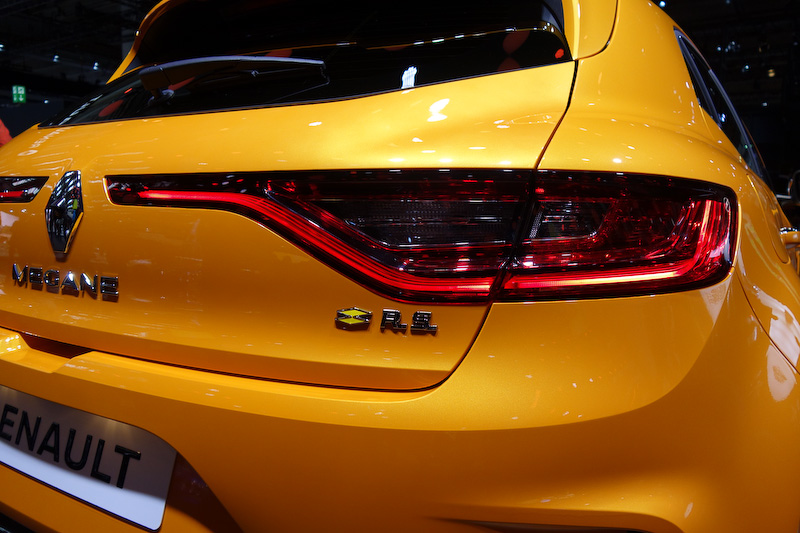 エクステリアではチェッカーフラッグをモチーフにした「R.S.ビジョン」を装着するほか、大型リアスポイラー、リアディフューザーなどによって空力性能を高めた